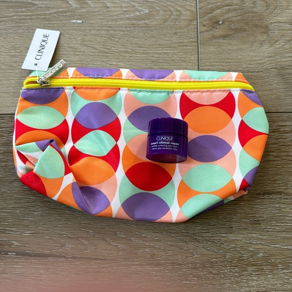 NWT Clinique Smart Clinical Repair wrinkle correcting Eye cream with makeup bag - Picture 2 of 2